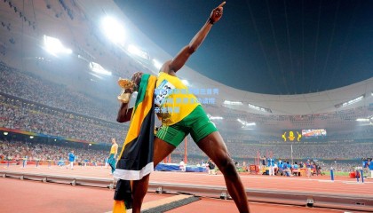 斯彭斯获赠英格兰首秀纪念帽 凯恩主动请缨亲颁殊荣