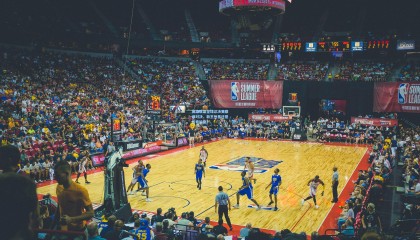 英雄联盟全球总决赛巅峰对决，新王登基还是传奇延续？