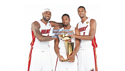 激情德比战引爆城市，主场绝杀逆转，球迷狂欢夜！