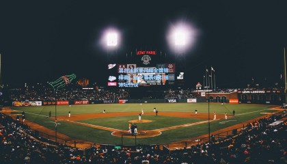 混合泳新星闪耀全国锦标赛，破纪录表现引爆泳坛热议